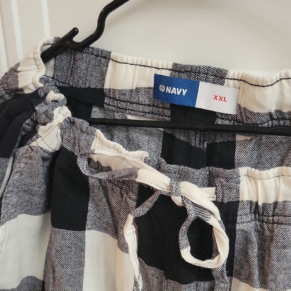Old Navy Men's Black and White Plaid Joggers - Picture 2 of 3